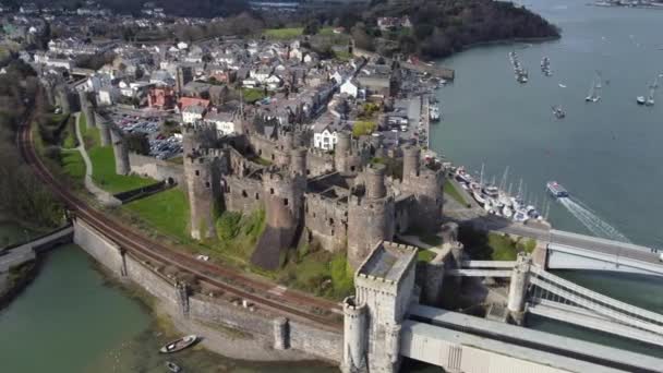 Egy Légi Kilátás Conwy Castle Egy Napsütéses Napon Repül Balra — Stock videók