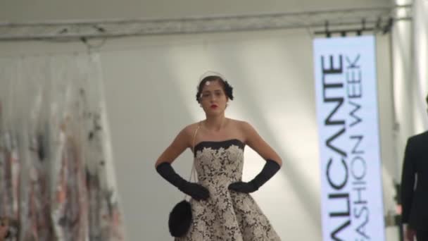 Modelo Feminina Década 1920 Roupas Caminha Pista Desfile Moda Semana — Vídeo de Stock