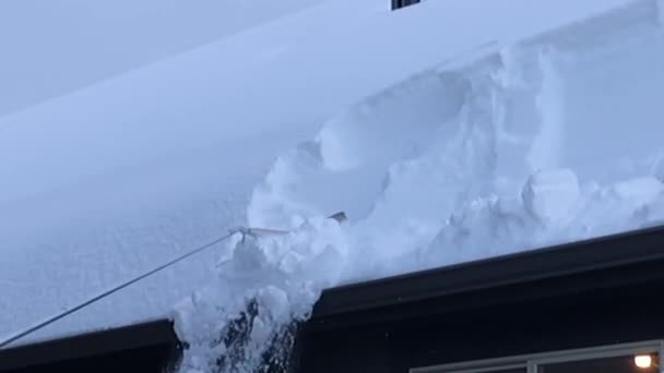 Rakng Śnieg Dachu Zimie — Wideo stockowe