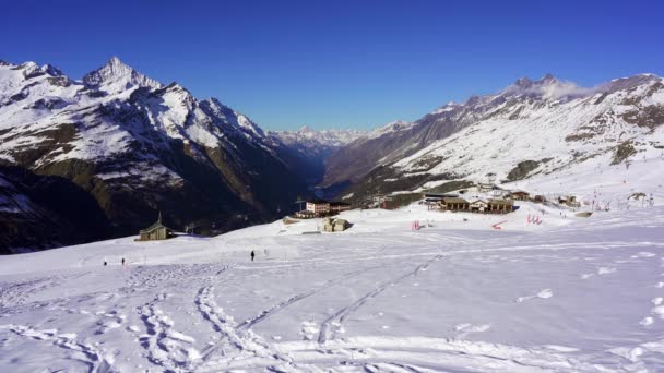Blick Auf Riffelberg Ein Skigebiet Bei Zermatt Den Schneebedeckten Bergen — Stockvideo