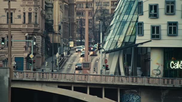 プラハ中心部の車の交通 夜の興味深い建築 チェコ共和国 — ストック動画