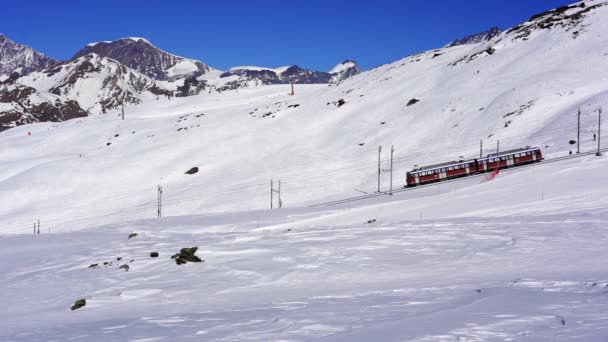 Gornergrat Bergbahn Fährt Durch Die Pisten Eines Skigebietes Bei Zermatt — Stockvideo