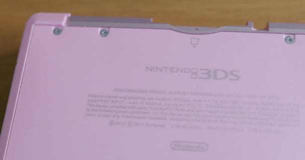 Close Pan Δεξιά Του Πίσω Πίνακα Ενός Nintendo 3Ds — Αρχείο Βίντεο