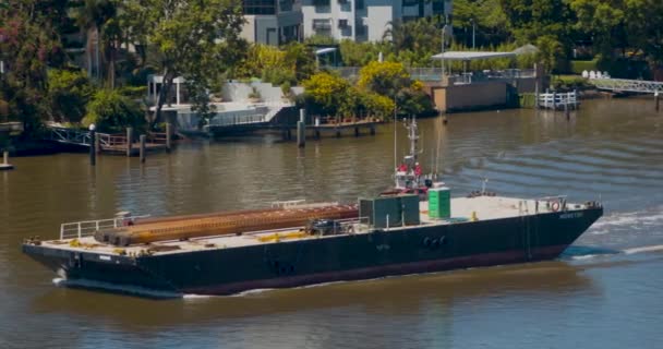 Remolcador Maniobra Una Barcaza Construcción Cubierta Plana Que Transporta Torres — Vídeos de Stock