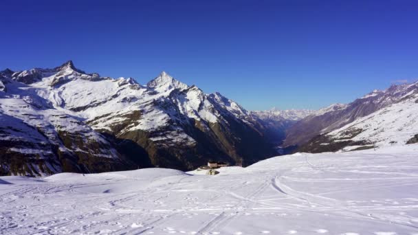 Lenta Panoramica Invernale Delle Montagne Innevate Delle Alpi Svizzere Vicino — Video Stock