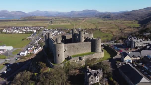 Μια Εναέρια Άποψη Του Κάστρου Harlech Μια Ηλιόλουστη Μέρα Που — Αρχείο Βίντεο