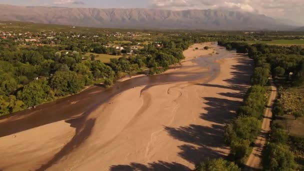 Lidé Relaxaci Písčité Říční Dno Krásnou Krajinou Pozadí Cordoba Argentině — Stock video