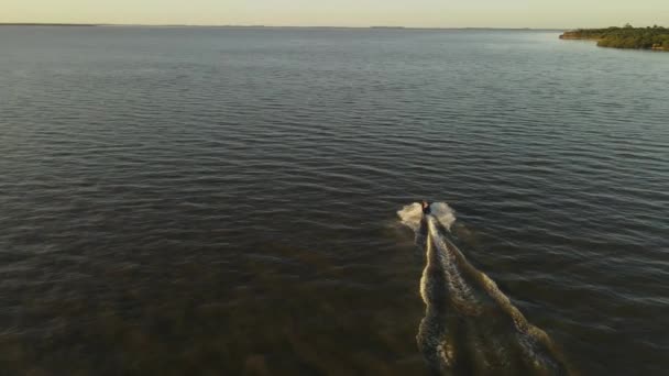 Vista Aérea Câmera Lenta Atrás Jetski Lago Durante Pôr Sol — Vídeo de Stock