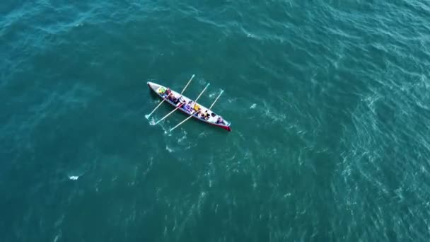 Ένα Σόλο Κωπηλατικό Σκάφος Που Κωπηλατεί Στη Θάλασσα Στα Ανοικτά — Αρχείο Βίντεο