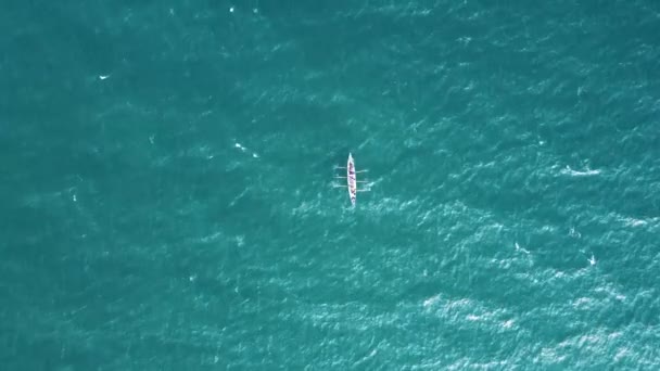 Solo Βάρκα Κωπηλασία Έξω Στη Θάλασσα Στα Ανοικτά Των Ακτών — Αρχείο Βίντεο