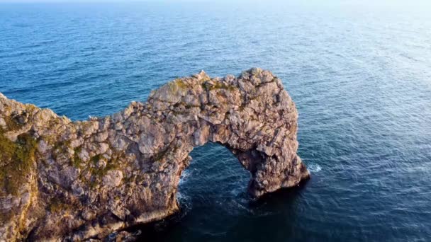 在英国侏罗纪海岸线的黄金地段 一个与著名的 杜德尔门 的德吉 马维奇合影的稳定的拍摄镜头 后面是平静的大海 — 图库视频影像