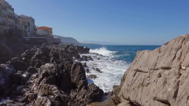 Klippig Strand Med Höga Vattenvågor Cefalu Sicilien Italien Solig Dag — Stockvideo