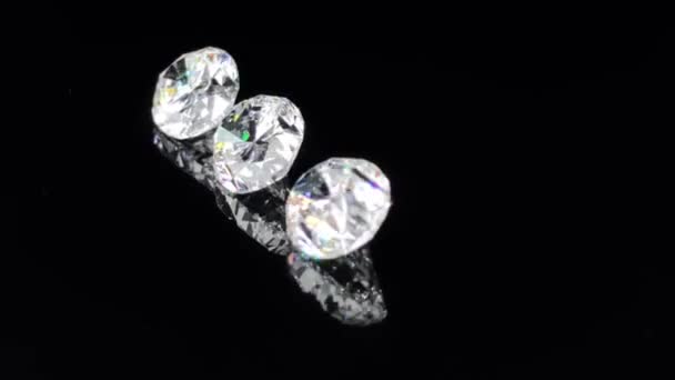 Close Três Diamantes Oval Brilhante Corte Espumante Girando Fundo Preto — Vídeo de Stock