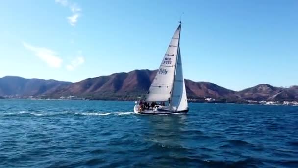 Ein Segelboot Das Der Regatta Der Bucht Von Marmaris Teilnimmt — Stockvideo