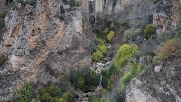 Γείρε Από Τον Πυθμένα Του Φαραγγιού Μέχρι Γέφυρα Puente Nuevo — Αρχείο Βίντεο