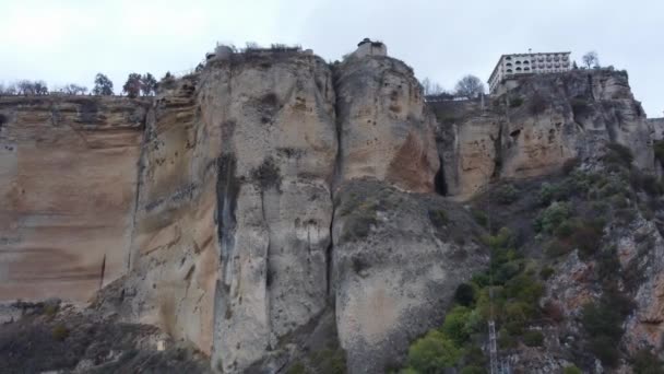 Imponujące Wysokie Pionowe Klify Wapienne Poniżej Hiszpańskiego Miasta Ronda — Wideo stockowe