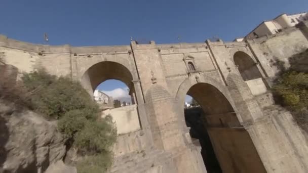 Fpv Drohne Taucht Von Puente Nuevo Brücke Tiefe Schlucht Ronda — Stockvideo