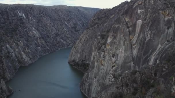 Skira Granit Klippor Droppe Till Salto Aldeadavila Reservoar Spanien — Stockvideo