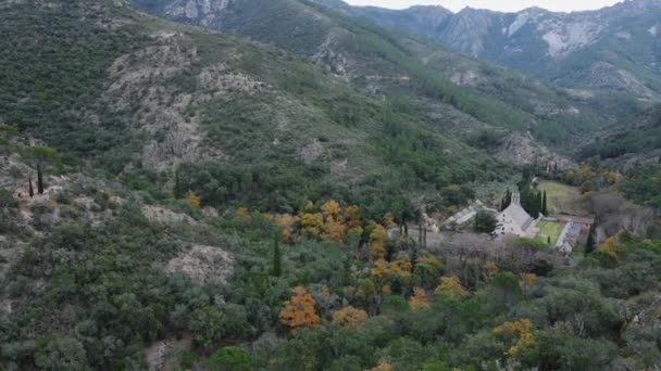 Panning Picturesque Old Monastery Nestled Narrow Spanish Valley — Vídeo de stock