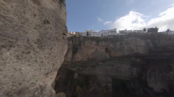 Unique Aerial Rounds Steep Cliff Reveal Arch Bridge Deep Gorge — стоковое видео