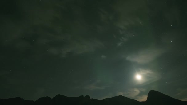 Een Tijdspanne Van Nachtelijke Hemel Sterren Noorderlicht Schijnen Door Wolken — Stockvideo