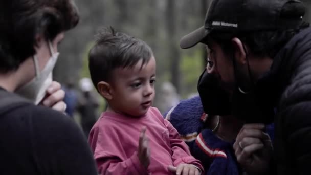 Cute Latin Baby Boy His Family Enjoying Trip Woods Covid — Vídeo de Stock