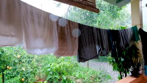 Ropa Mojada Encogida Línea Lavado Durante Lluvia Las Condiciones Climáticas — Vídeo de stock