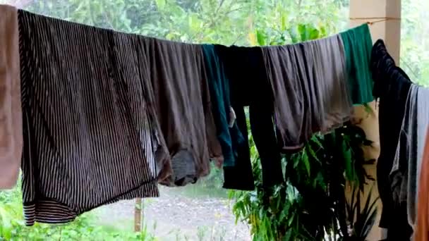 Βρεγμένα Ρούχα Κρέμονται Στη Γραμμή Πλυσίματος Για Στεγνώσει Κατά Διάρκεια — Αρχείο Βίντεο