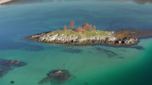 SenjaのTrongstrumenの浅瀬にある小さな島 砂浜の底はターコイズブルーの海を通って見られます スローモーション 傾きシフト — ストック動画