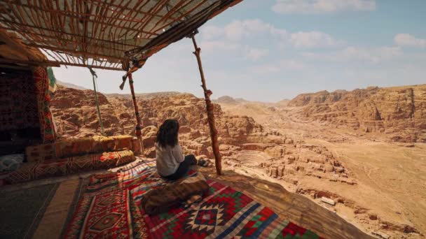 Film Sömlös Video Loop Ung Kvinna Petra Jordanien Sitter Bedouin — Stockvideo