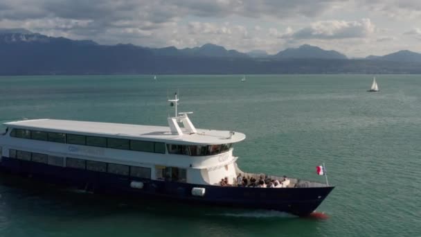 Vista Ángulo Alto Del Ferry Que Mueve Sobre Hermoso Lago — Vídeos de Stock