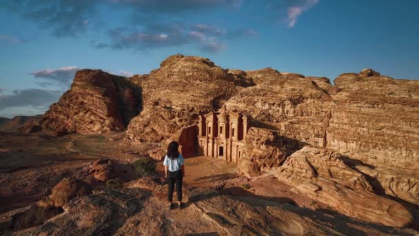 Mozi Zökkenőmentes Videó Hurok Egy Fiatal Petra Jordan Nézi Történelmi — Stock videók