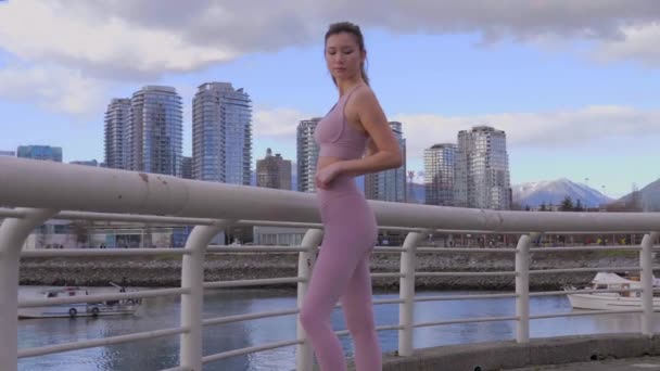 Mujer Modelo Posada Ropa Deportiva Con Vancouver City Skyline Wide — Vídeos de Stock