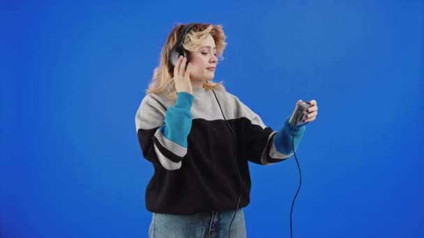 Attractive Blond Caucasian Woman Having Fun Listening Music Vintage Player — стоковое видео