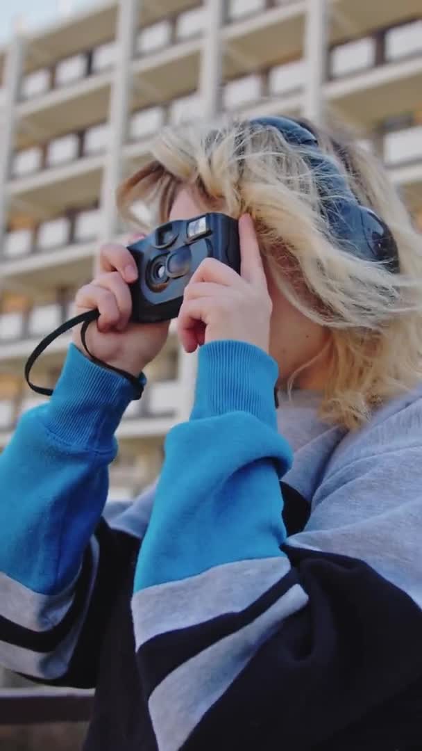 Vertical Adolescente Chica Usando Viejo Película Cámara Para Capturar Imágenes — Vídeos de Stock