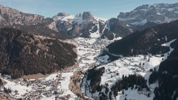 Selva Wolkenstein Vadisi Dolomitleri Üzerinde Dolly Nin Uzaktan Kumandalı Aracı — Stok video