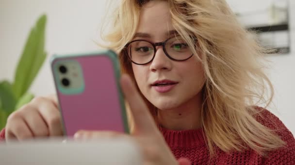 Блондинка Работающая Кафе Помощью Смартфона Разместить Социальных Сетях Влиятельный — стоковое видео