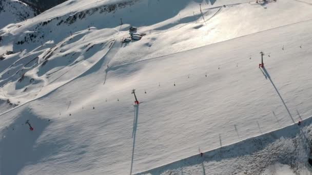 高い高山スキー場の上で撮影されたドローンダウンドリーフォワードパン — ストック動画