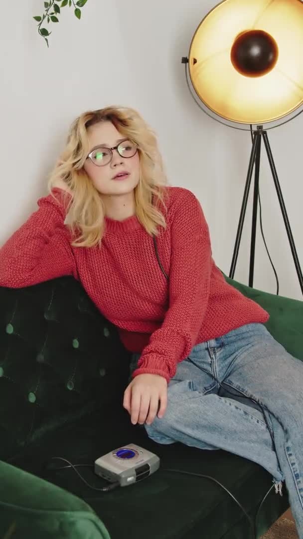 Vídeo Vertical Mulher Loira Vestindo Óculos Jeans Uma Camisola Vermelha — Vídeo de Stock