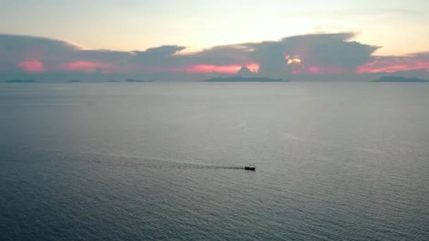 Kis Hajó Vitorlázás Egyedül Óceánban Egy Gyönyörű Naplemente Háttérben Thaiföldön — Stock videók