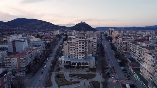 Drone Flying Backwards Deva Centrum Small City Surrounded Carpathian Mountains — Wideo stockowe