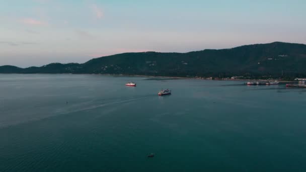 Vista Aérea Dois Navios Que Chegam Nathon Town Samui Tailândia — Vídeo de Stock