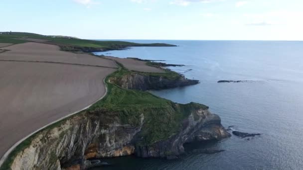 Cliff Walk Tan Popular Irlanda Metraje Aéreo Cerca Del Viejo — Vídeo de stock