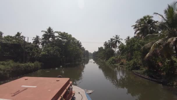 Traditionella Indiska Fartyg Som Färdas Längs Djungelvattenkanalen Alleppey Eller Alappuzha — Stockvideo