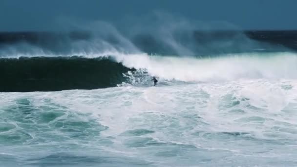 Big Wave Surfer Chevauchant Une Grosse Vague — Video