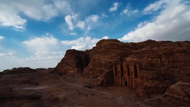 位于约旦佩特拉的阿德迪厄修道院 Deir Monastery 的时间差视频 该修道院是联合国教科文组织著名的历史遗址 由纳巴蒂安人雕刻成砂岩和石灰岩 场景印第安纳琼斯拍摄 — 图库视频影像