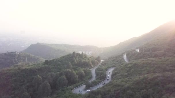 コーでのカーブ ロードの空中映画撮影 パキスタンの首都イスラマバードの空の風景写真 — ストック動画