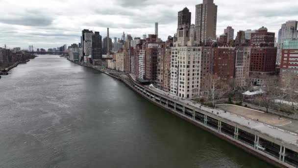 Aerial View East River Roosevelt Island Left Manhattan Eastside Right — Stock Video