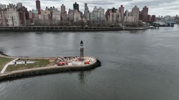 Aerial View Roosevelt Island Lighthouse Cloudy Day Camera Truck Left — Stockvideo