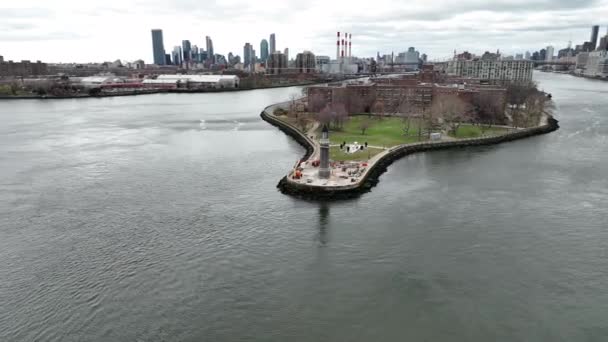Flygfoto Över Fyren Roosevelt Island Mulen Dag Östra Floden Lugn — Stockvideo